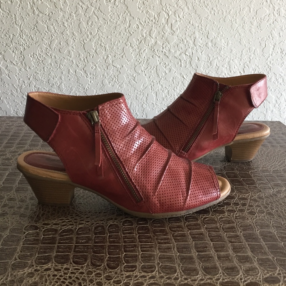 Earth Hydra Leather Sandals Heels 10 10.5 Red